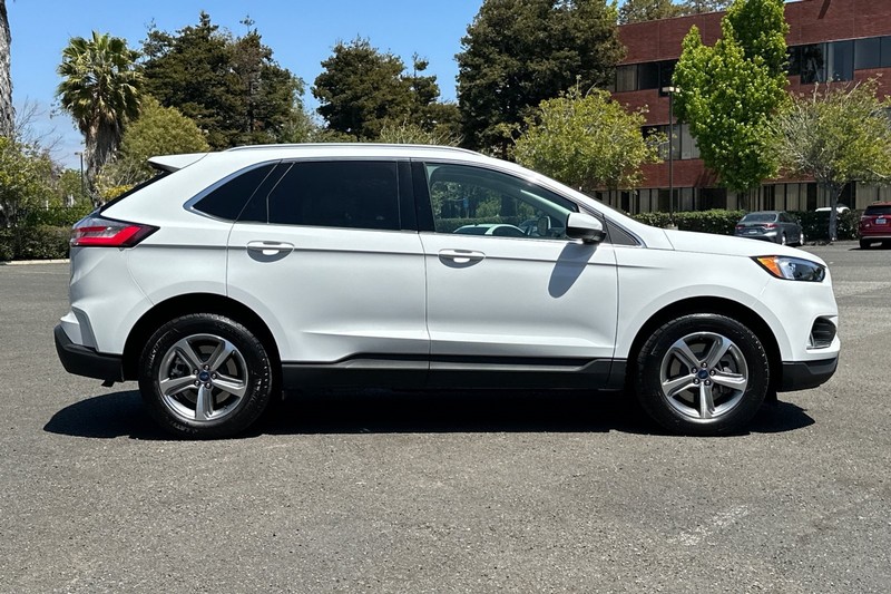 Ford Edge Vehicle Full-screen Gallery Image 03
