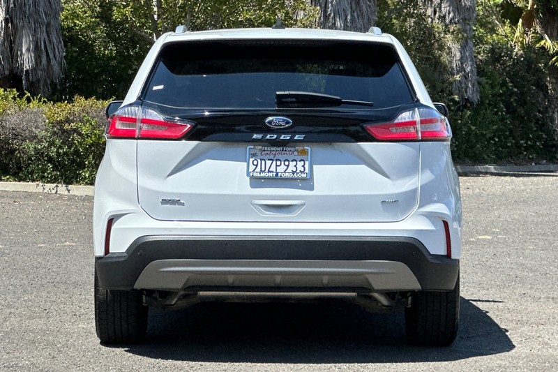 Ford Edge Vehicle Full-screen Gallery Image 05