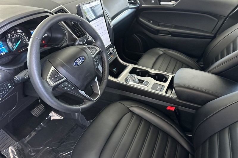 Ford Edge Vehicle Full-screen Gallery Image 10