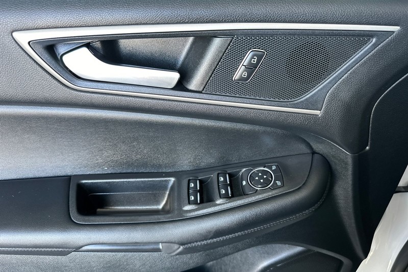 Ford Edge Vehicle Full-screen Gallery Image 11