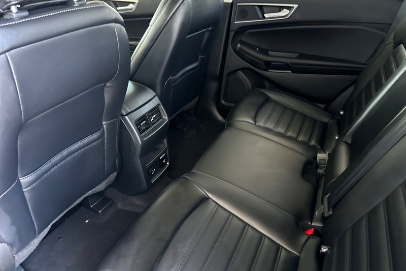 Ford Edge Vehicle Full-screen Gallery Image 14