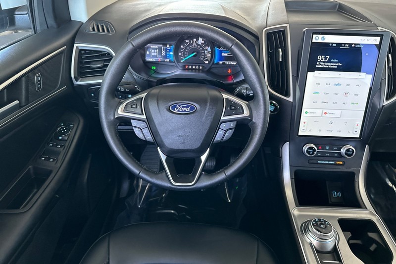 Ford Edge Vehicle Full-screen Gallery Image 16