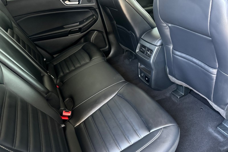 Ford Edge Vehicle Full-screen Gallery Image 18