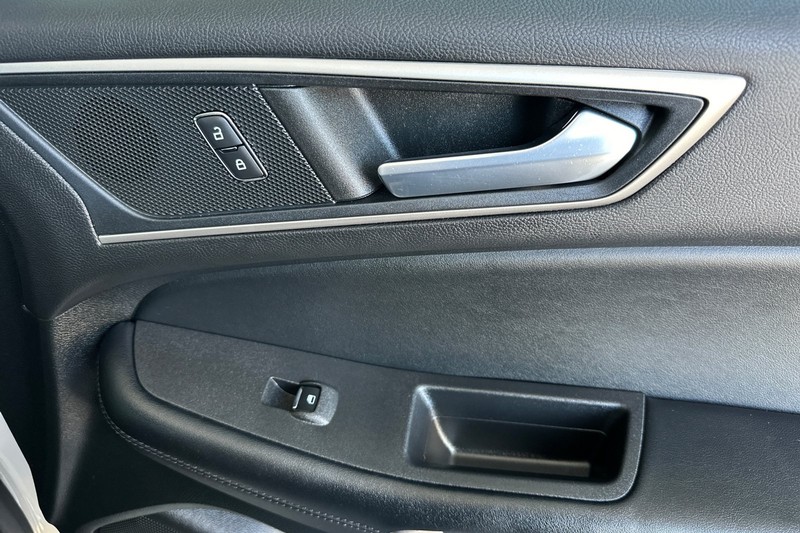 Ford Edge Vehicle Full-screen Gallery Image 21
