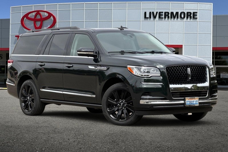 Lincoln Navigator L Vehicle Full-screen Gallery Image 02