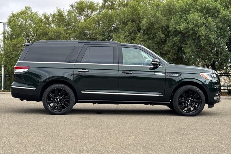 Lincoln Navigator L Vehicle Full-screen Gallery Image 03