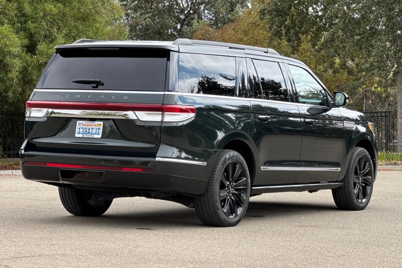 Lincoln Navigator L Vehicle Full-screen Gallery Image 04