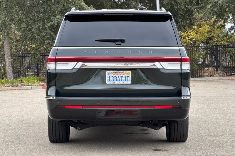 Lincoln Navigator L Vehicle Full-screen Gallery Image 05