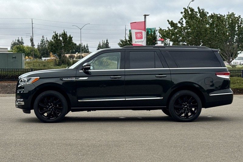 Lincoln Navigator L Vehicle Full-screen Gallery Image 07