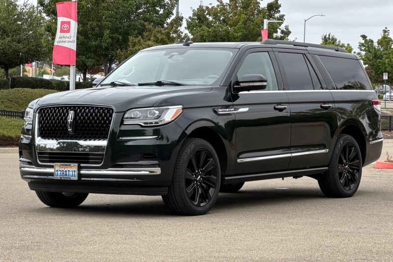 Lincoln Navigator L Vehicle Full-screen Gallery Image 08