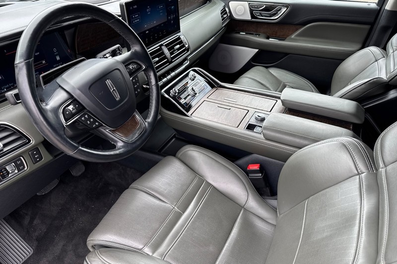 Lincoln Navigator L Vehicle Full-screen Gallery Image 10