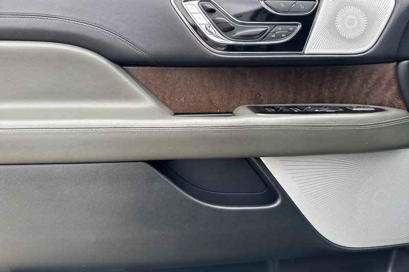 Lincoln Navigator L Vehicle Full-screen Gallery Image 11