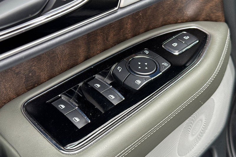 Lincoln Navigator L Vehicle Full-screen Gallery Image 12