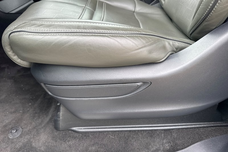 Lincoln Navigator L Vehicle Full-screen Gallery Image 13