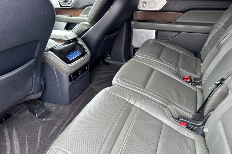 Lincoln Navigator L Vehicle Full-screen Gallery Image 14