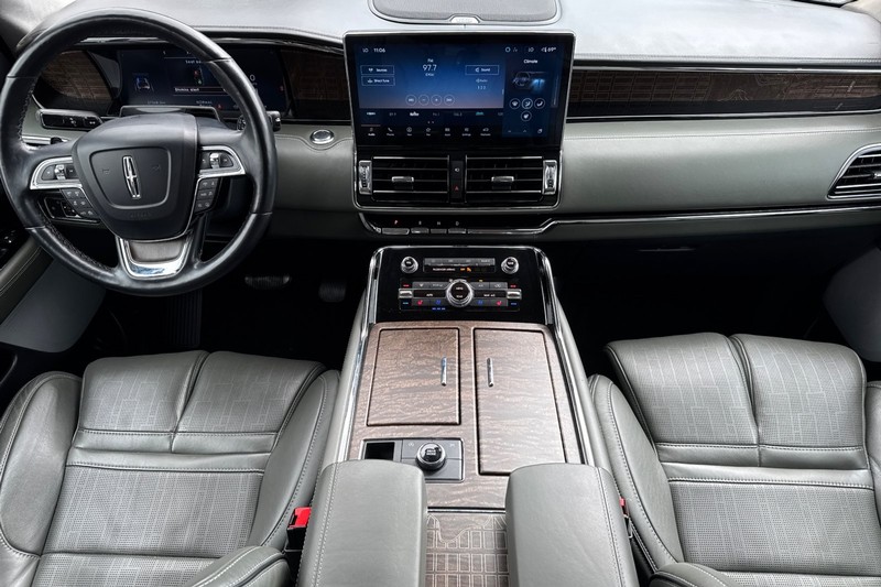 Lincoln Navigator L Vehicle Full-screen Gallery Image 15