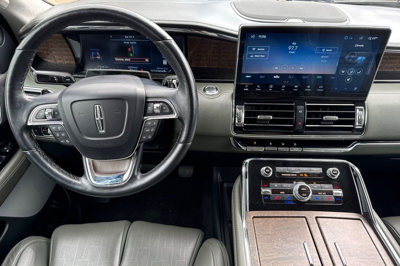 Lincoln Navigator L Vehicle Full-screen Gallery Image 16