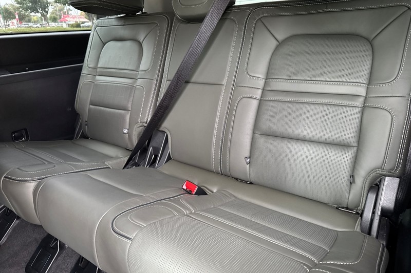 Lincoln Navigator L Vehicle Full-screen Gallery Image 18