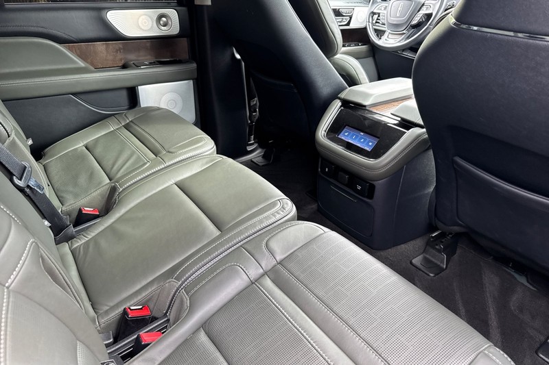Lincoln Navigator L Vehicle Full-screen Gallery Image 19