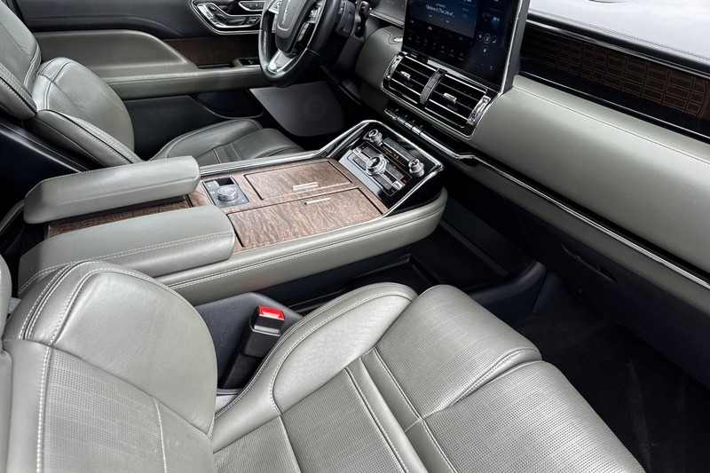 Lincoln Navigator L Vehicle Full-screen Gallery Image 20