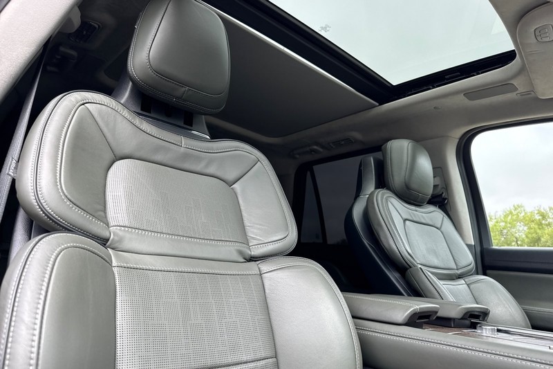 Lincoln Navigator L Vehicle Full-screen Gallery Image 21