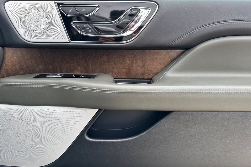 Lincoln Navigator L Vehicle Full-screen Gallery Image 22