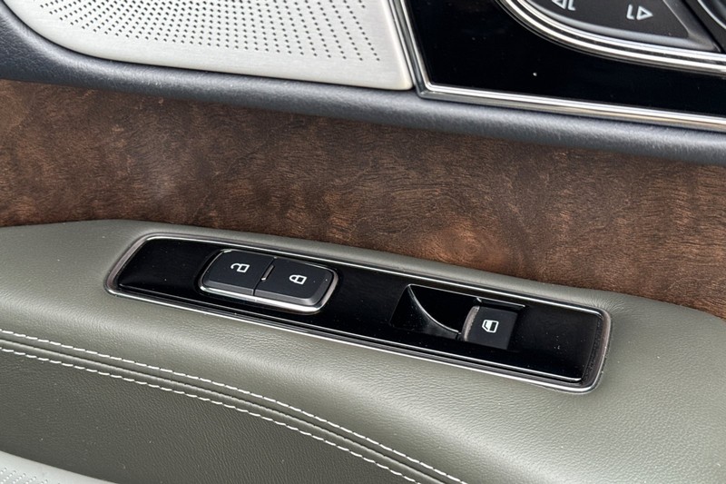 Lincoln Navigator L Vehicle Full-screen Gallery Image 23