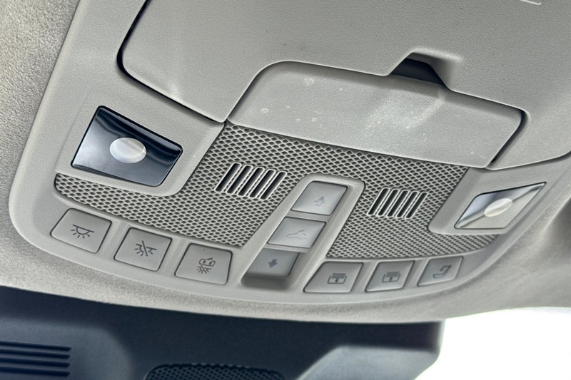 Lincoln Navigator L Vehicle Full-screen Gallery Image 25