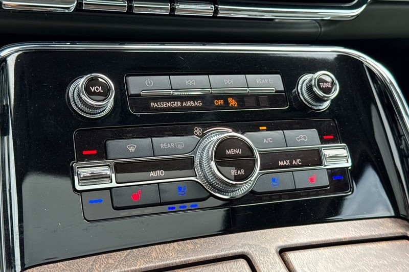Lincoln Navigator L Vehicle Full-screen Gallery Image 29
