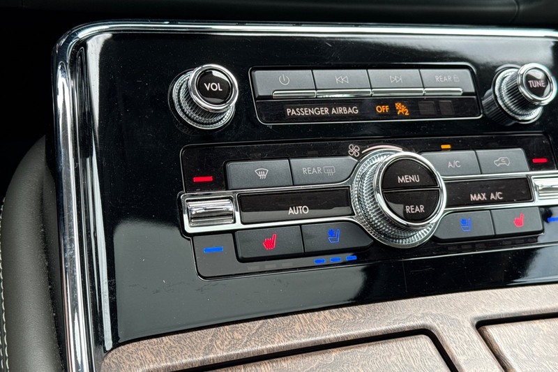 Lincoln Navigator L Vehicle Full-screen Gallery Image 30