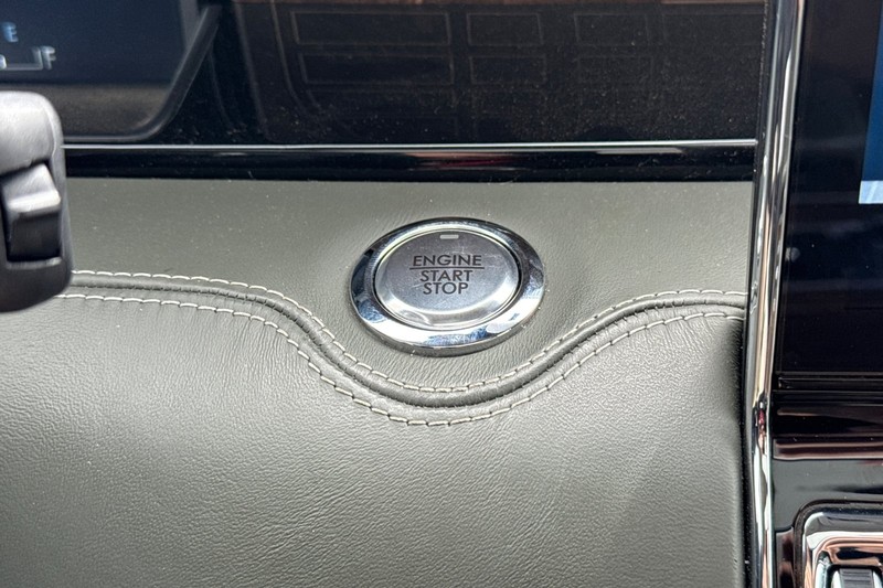 Lincoln Navigator L Vehicle Full-screen Gallery Image 36