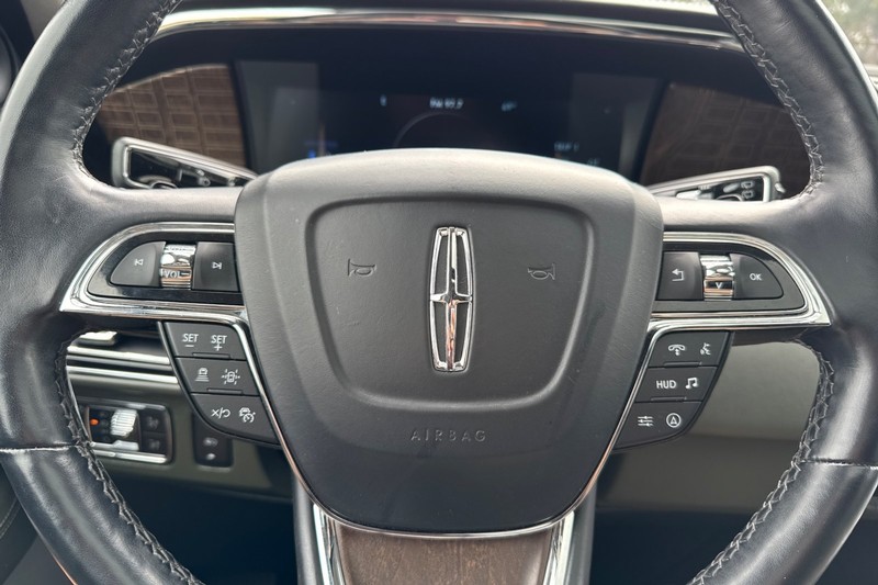 Lincoln Navigator L Vehicle Full-screen Gallery Image 37