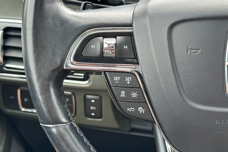 Lincoln Navigator L Vehicle Full-screen Gallery Image 38