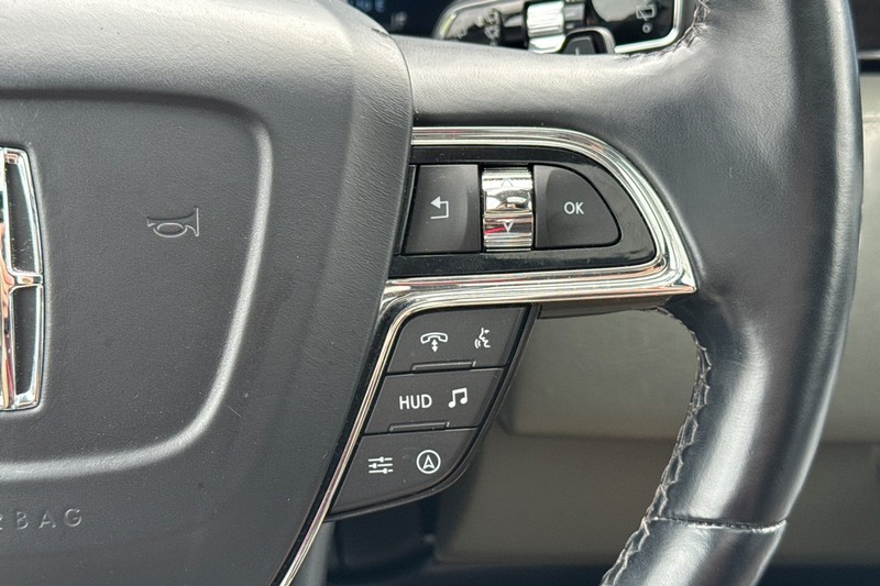 Lincoln Navigator L Vehicle Full-screen Gallery Image 40