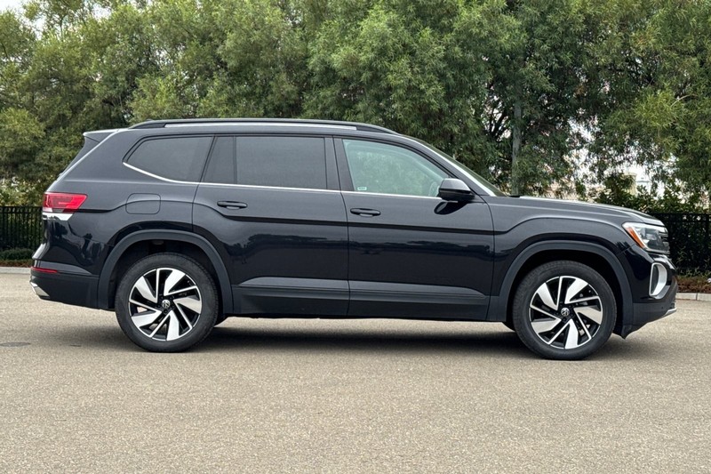 Volkswagen Atlas Vehicle Full-screen Gallery Image 03