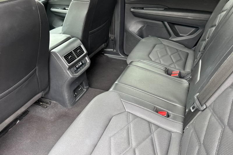 Volkswagen Atlas Vehicle Full-screen Gallery Image 14