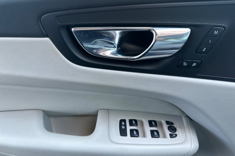 Volvo XC60 Vehicle Full-screen Gallery Image 11