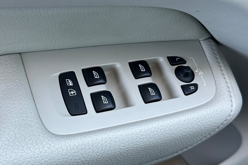 Volvo XC60 Vehicle Full-screen Gallery Image 12