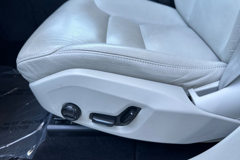 Volvo XC60 Vehicle Full-screen Gallery Image 13