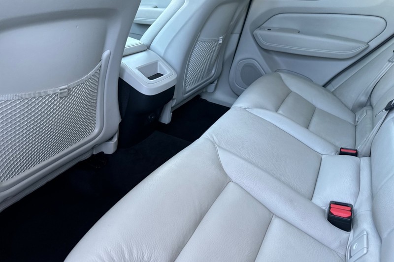 Volvo XC60 Vehicle Full-screen Gallery Image 14