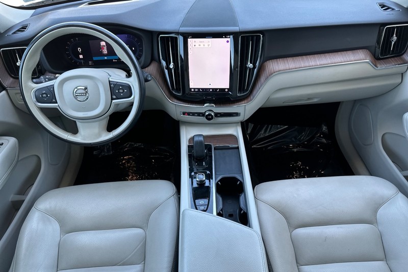 Volvo XC60 Vehicle Full-screen Gallery Image 15