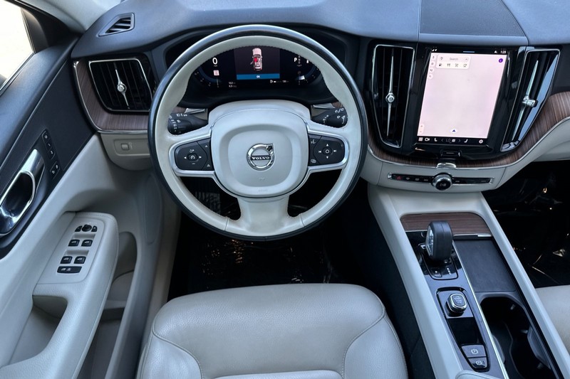 Volvo XC60 Vehicle Full-screen Gallery Image 16