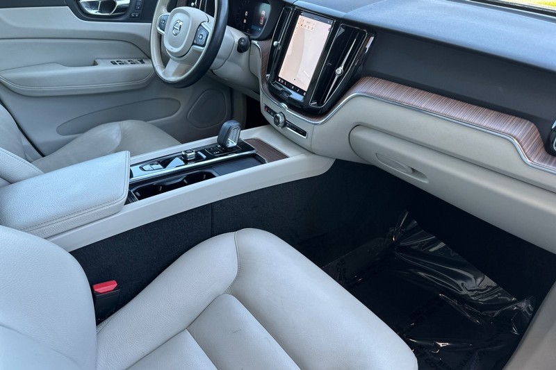 Volvo XC60 Vehicle Full-screen Gallery Image 19