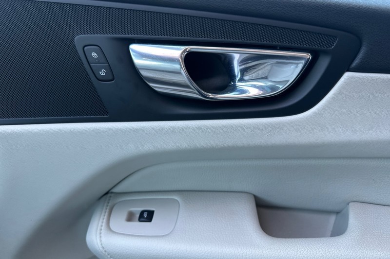 Volvo XC60 Vehicle Full-screen Gallery Image 21