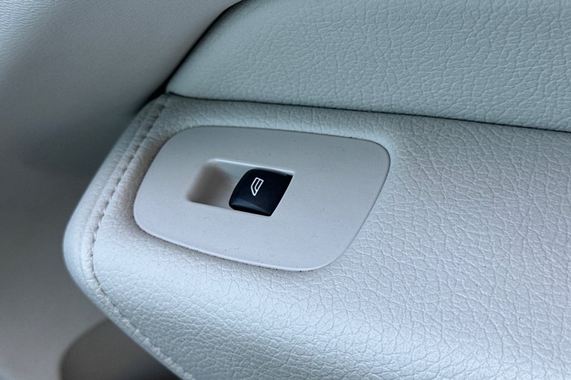 Volvo XC60 Vehicle Full-screen Gallery Image 22