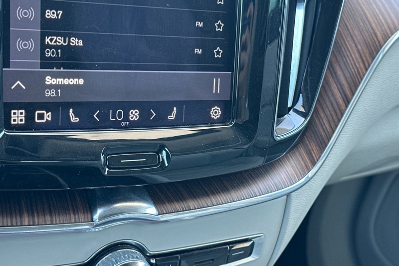Volvo XC60 Vehicle Full-screen Gallery Image 30