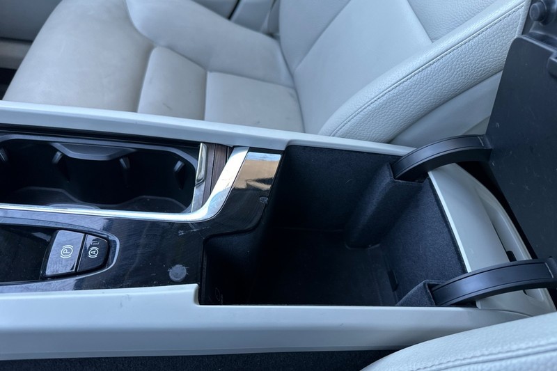 Volvo XC60 Vehicle Full-screen Gallery Image 32