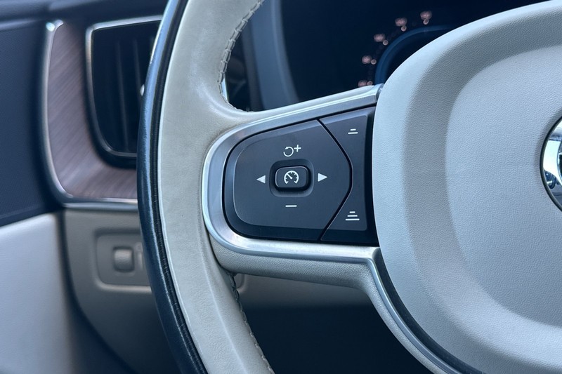 Volvo XC60 Vehicle Full-screen Gallery Image 35