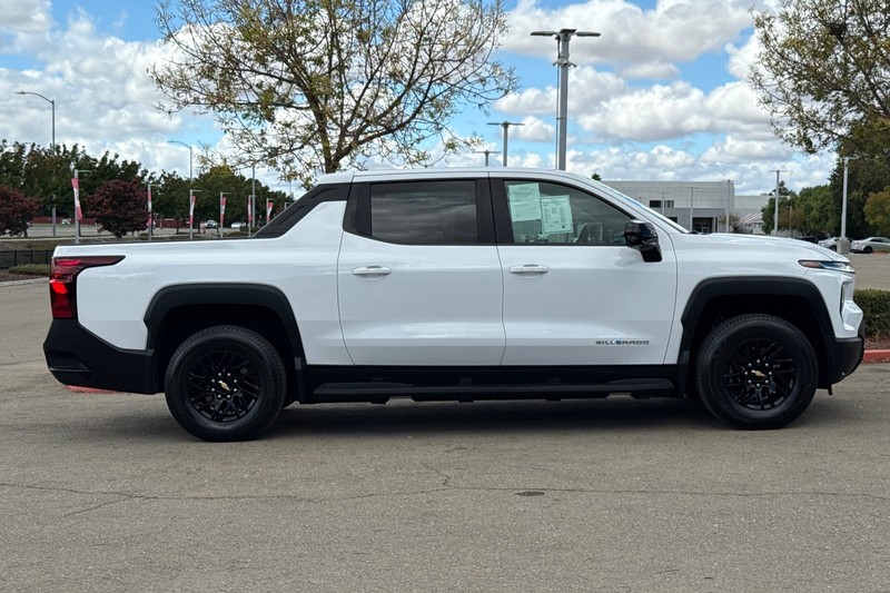 Chevrolet Silverado EV Vehicle Full-screen Gallery Image 03