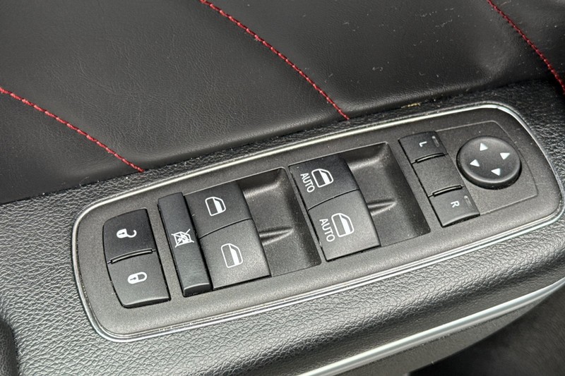 Dodge Charger Vehicle Full-screen Gallery Image 12